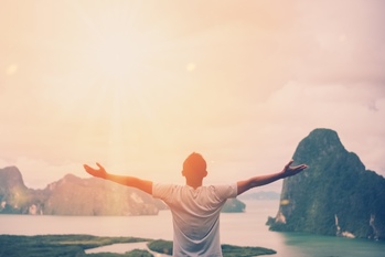 幸福度を高めるためのお金の使い方 寄付、旅行……もう1つは?