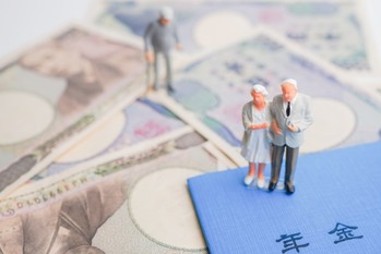 私的年金とは?公的年金との違いや種類、メリット・デメリットを解説