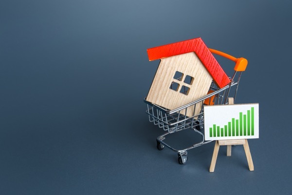 マンション価格はこれから下がる？価格の予測と投資用・居住用の買い時を解説